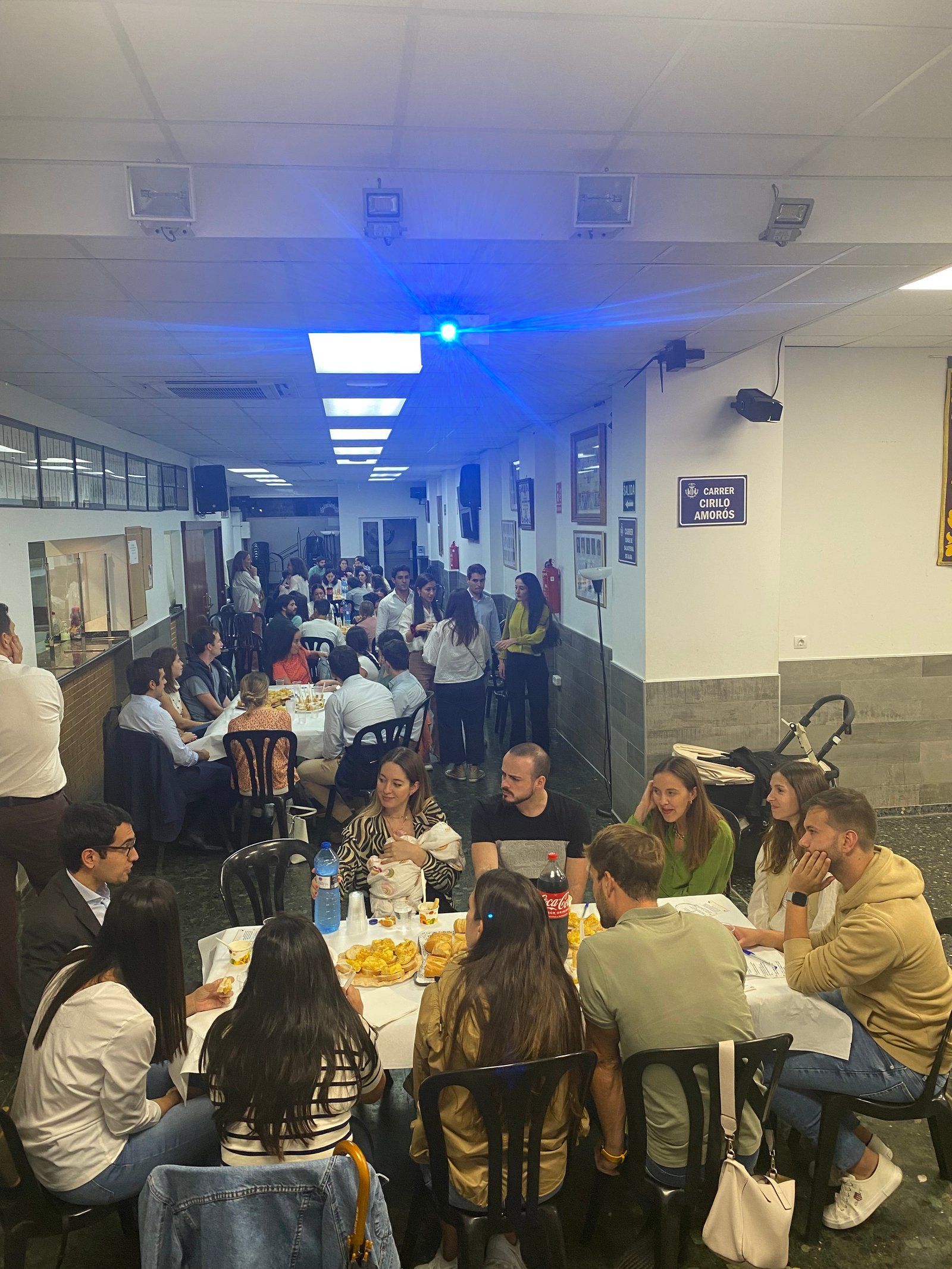 Jóvenes cenando y riendo