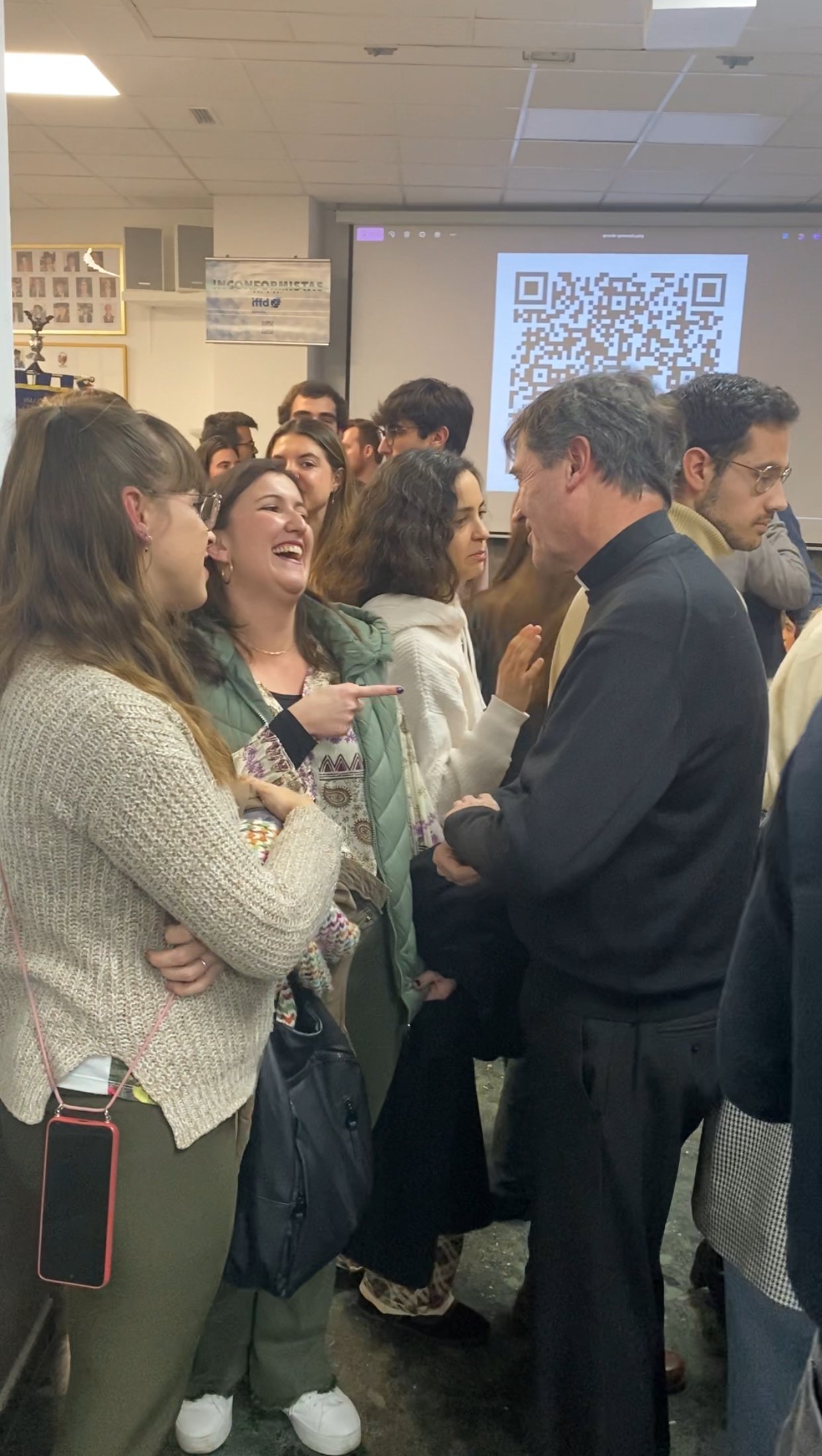 Gente participando en un coloquio
